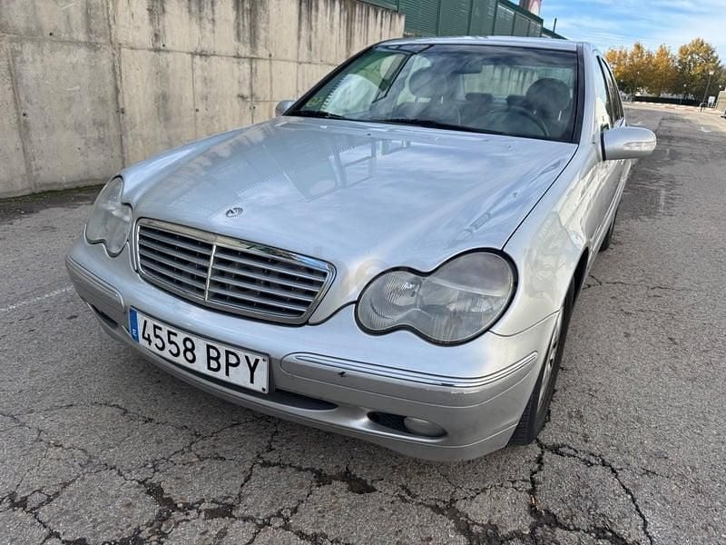 Usado Mercedes C200 Elegance 163 CV (119 kW) 2001 Gris / plata Berlina