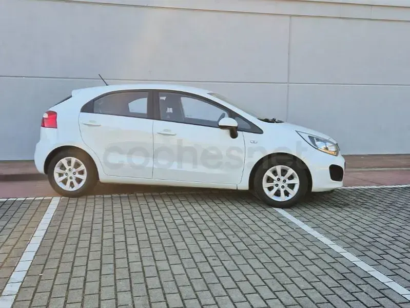Usado Kia Rio 85 CV (62 kW) 2014 Blanco Berlina