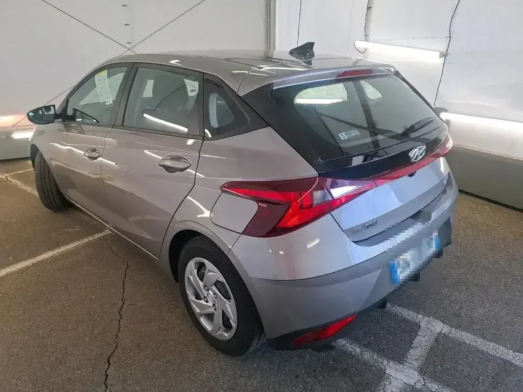 Usado Hyundai i20 100 CV (73 kW) 2023 Gris Utilitario