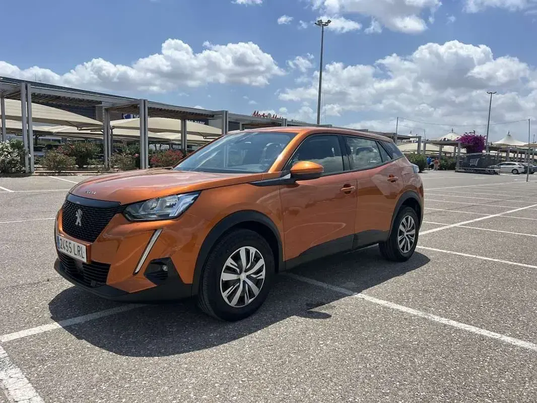 Usado Peugeot 2008 Active 110 CV (80 kW) 2021 Naranja SUV