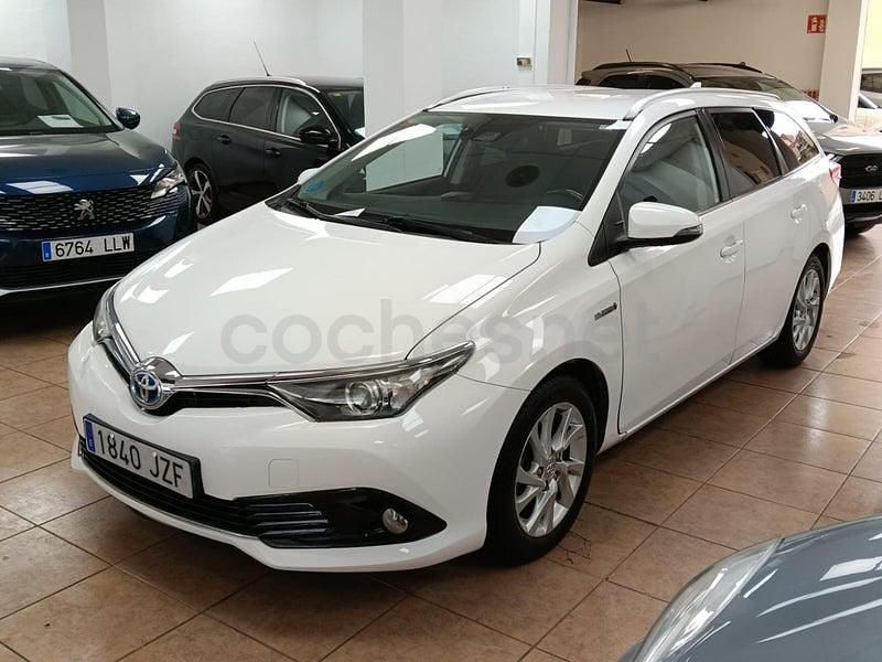Usado Toyota Auris Hybrid Advance 136 CV (100 kW) 2017 Blanco Familiar