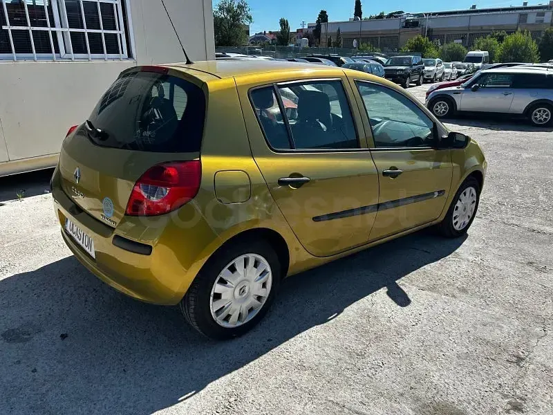 Usado Renault Clio II Life 75 CV (55 kW) 2006 Amarillo Berlina