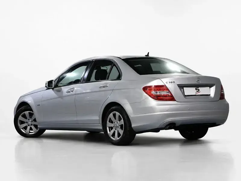 Usado Mercedes C180 156 CV (114 kW) 2012 Gris / plata Berlina
