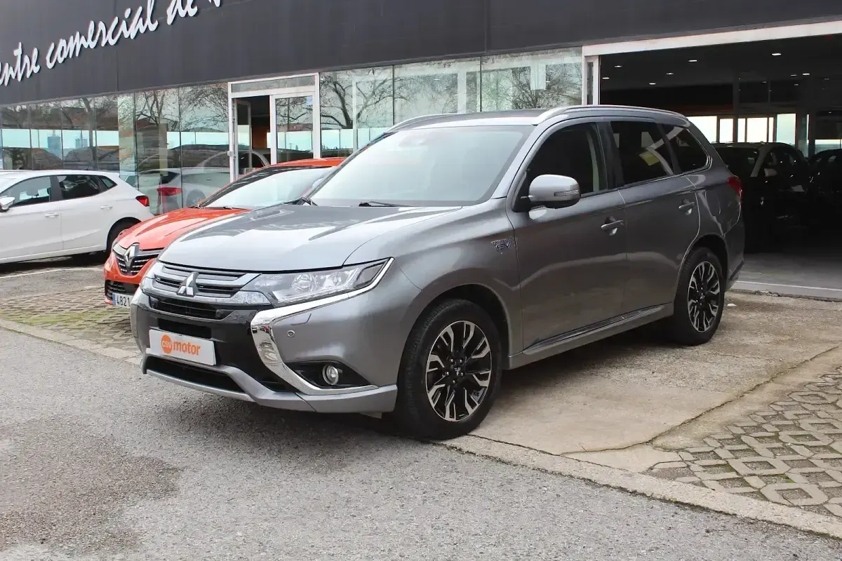Usado Mitsubishi Outlander P-HEV 203 CV (149 kW) 2017 Gris Utilitario
