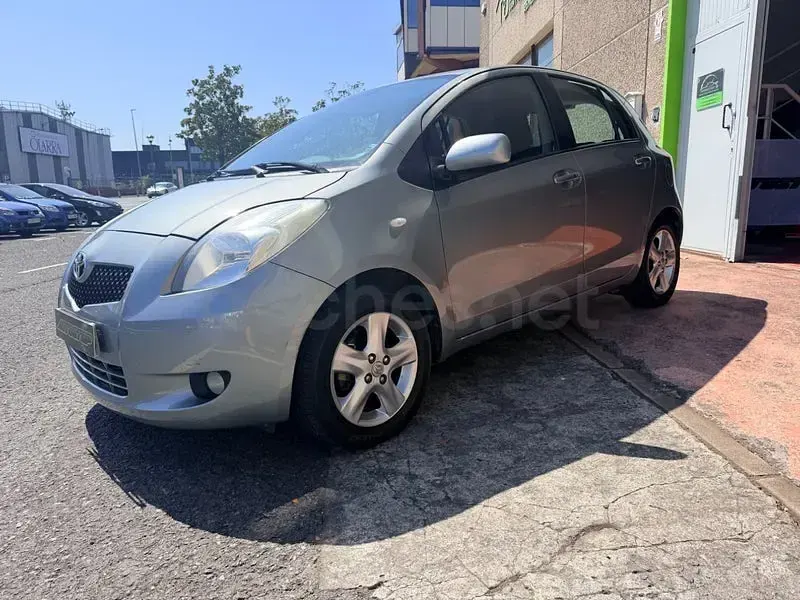 Usado Toyota Yaris Sol 87 CV (63 kW) 2007 Gris / plata Utilitario