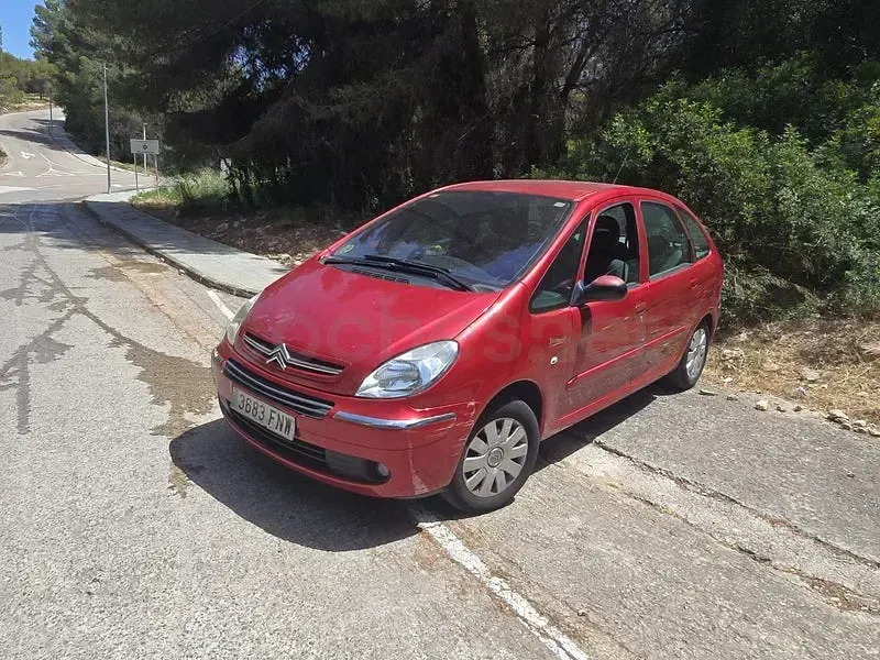 Usado Citroën Xsara Picasso Exclusive 110 CV (80 kW) 2006 Granate Monovolumen