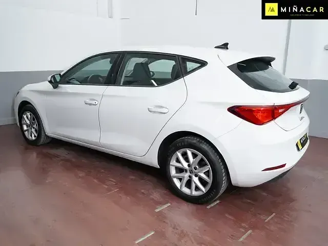 Usado Seat Leon Style 110 CV (80 kW) 2022 Blanco Familiar