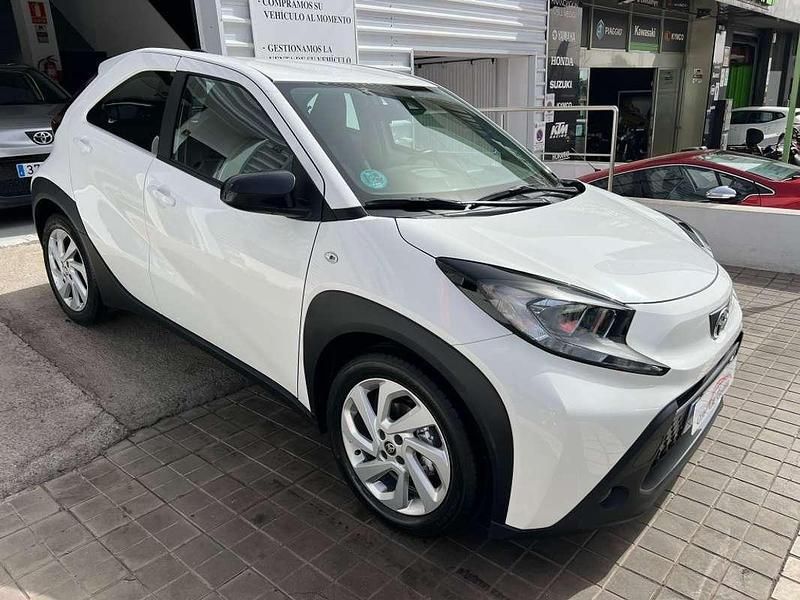Usado Toyota Aygo Play 72 CV (52 kW) 2022 Blanco Utilitario