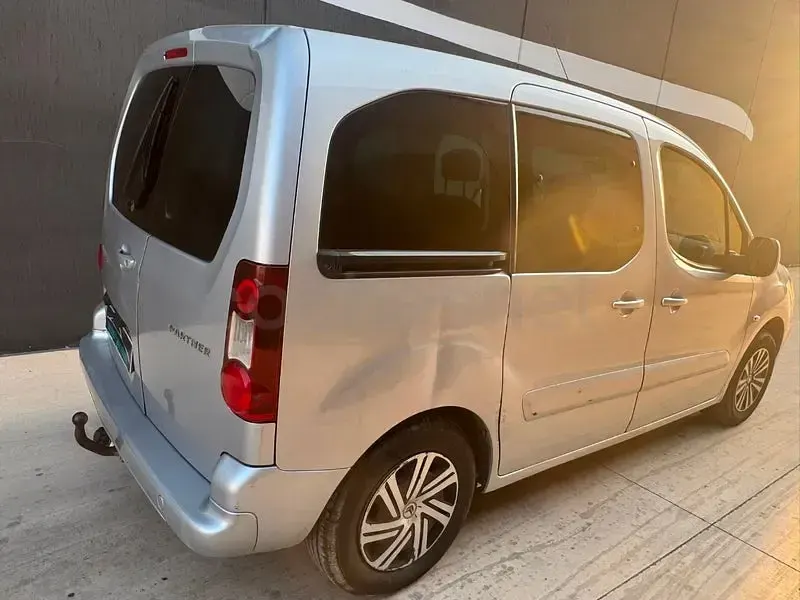 Usado Peugeot Partner Tepee Active 100 CV (73 kW) 2016 Gris / plata Monovolumen