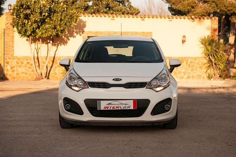 Käytetty Kia Rio 84 HP (61 kW) 2015 Valkoinen Viistoperä