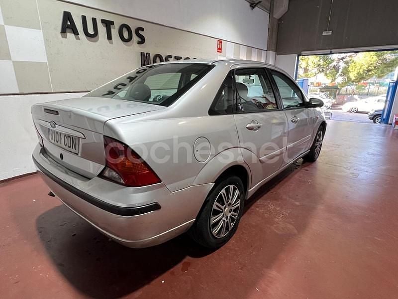 Usado Ford Focus Ghia 115 CV (84 kW) 2003 Gris / plata Berlina