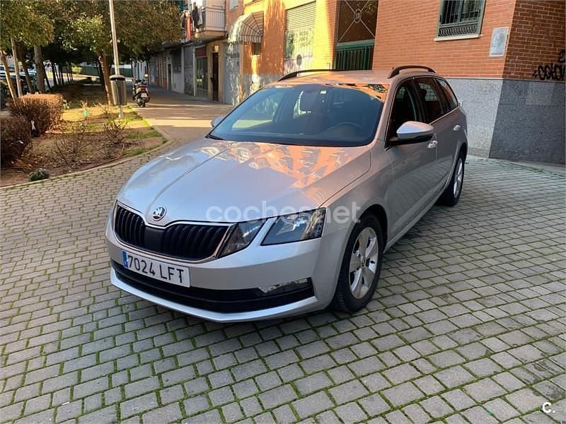 Usado Skoda Octavia Active 115 CV (84 kW) 2020 Gris / plata Familiar
