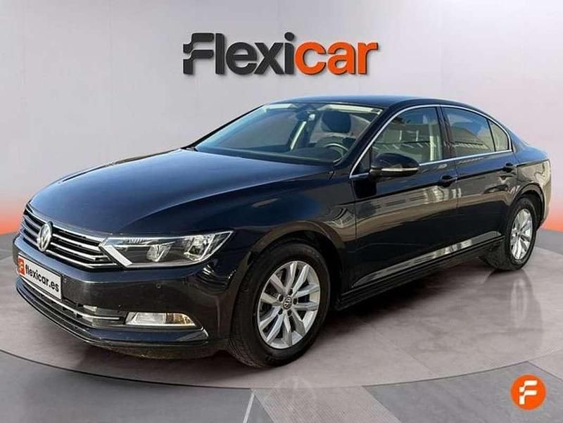 Usado VW Passat Advance 120 CV (88 kW) 2017 Negro Berlina