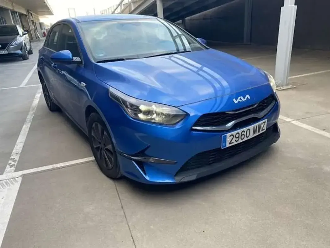 Usado Kia Ceed 101 CV (74 kW) 2024 Azul Utilitario