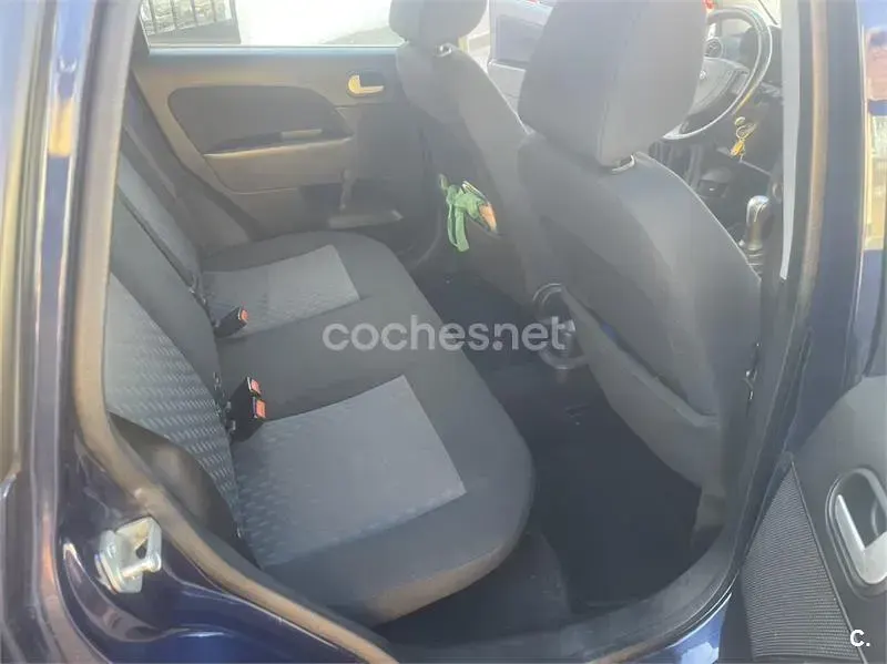 Usado Ford Fiesta 90 CV (66 kW) 2005 Azul Utilitario