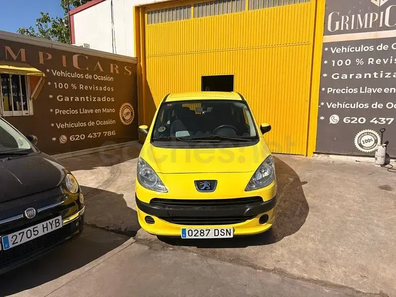 Usado Peugeot 1007 90 CV (66 kW) 2005 Amarillo Monovolumen