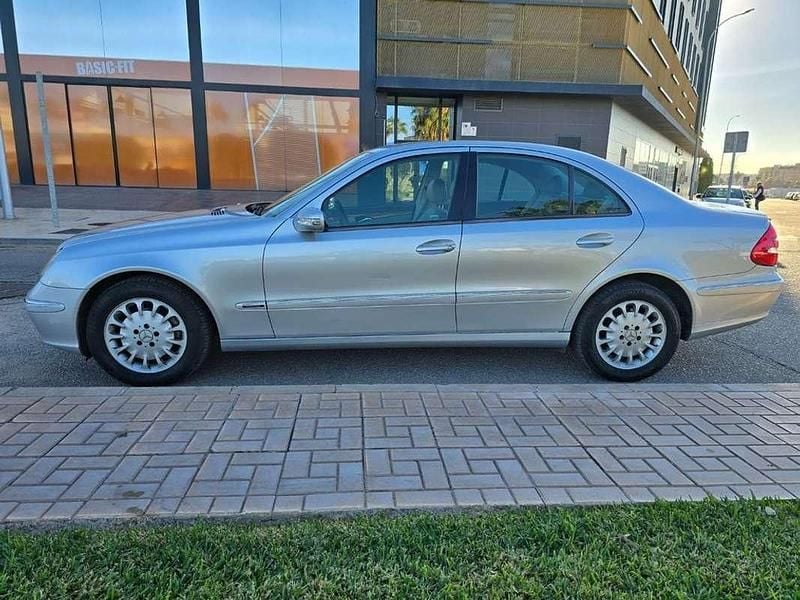 Usado Mercedes E280 Elegance 190 CV (139 kW) 2006 Gris / plata Berlina