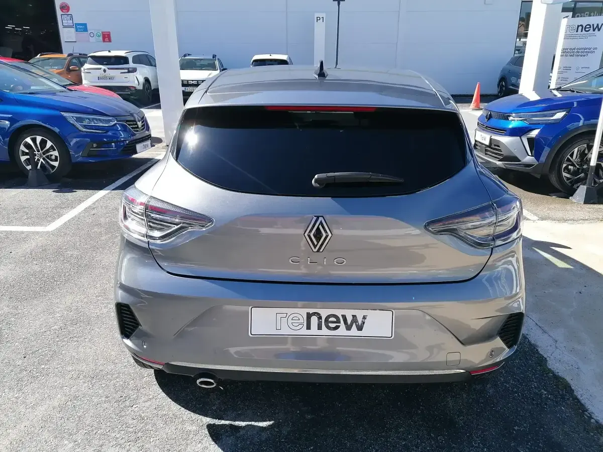 Usado Renault Clio V Techno 90 CV (66 kW) 2023 Gris / plata Berlina