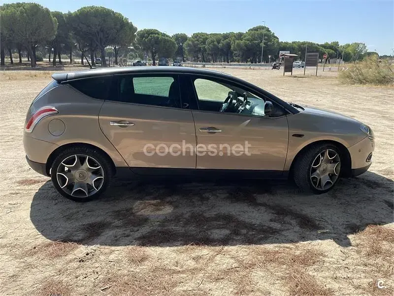 Usado Lancia Delta 200 CV (147 kW) 2010 Beige Utilitario