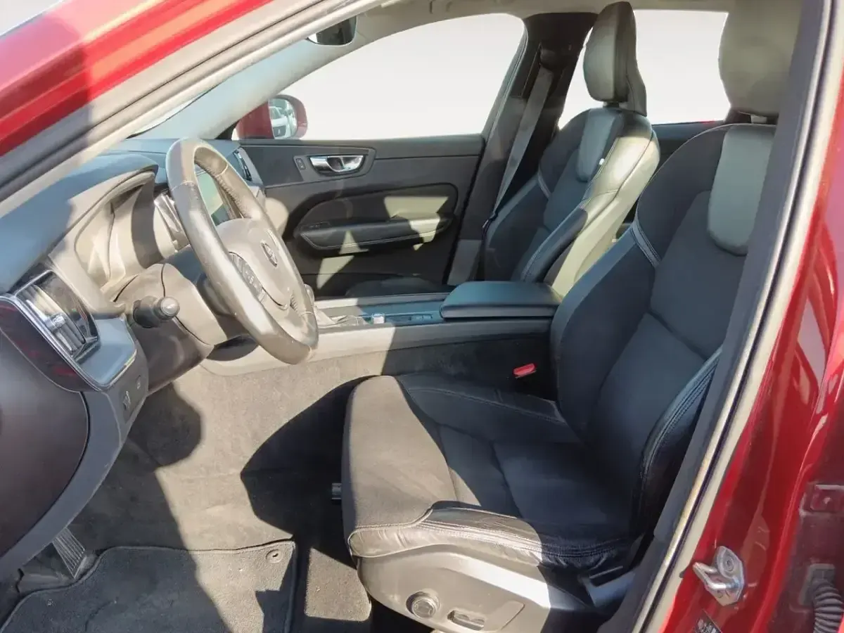 Usado Volvo XC60 Momentum 190 CV (139 kW) 2020 Rojo SUV