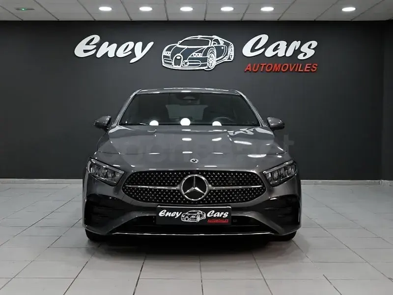 Usado Mercedes A250 218 CV (160 kW) 2025 Gris / plata Berlina
