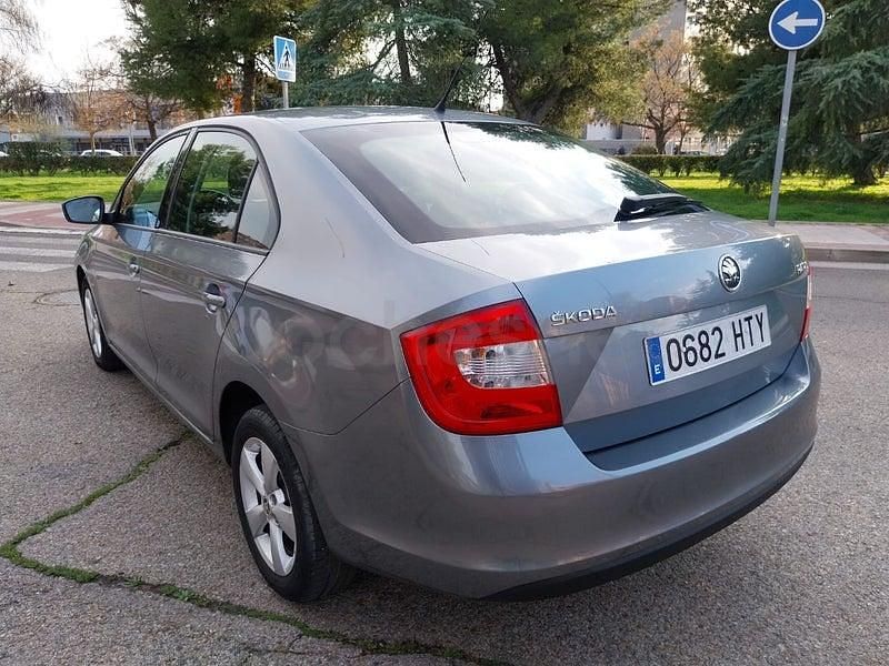 Usado Skoda Rapid Ambition 105 CV (77 kW) 2013 Gris / plata Utilitario