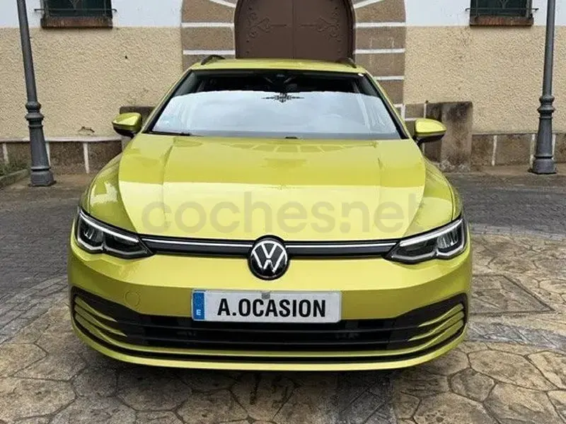 Usado VW Golf VIII Life 115 CV (84 kW) 2021 Amarillo Familiar