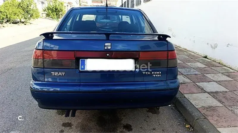 Usado Seat Toledo Stella 110 CV (80 kW) 1999 Azul Berlina