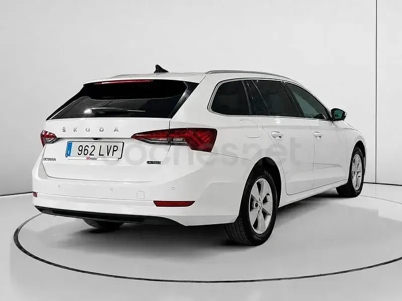 Usado Skoda Octavia 110 CV (80 kW) 2021 Blanco Familiar