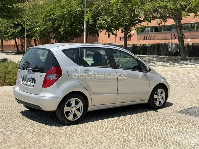 Usado Mercedes A180 Avantgarde 109 CV (80 kW) 2012 Gris / plata Utilitario