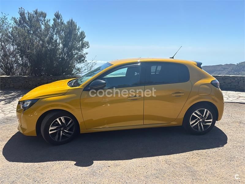 Usado Peugeot 208 Allure 100 CV (73 kW) 2022 Amarillo Utilitario