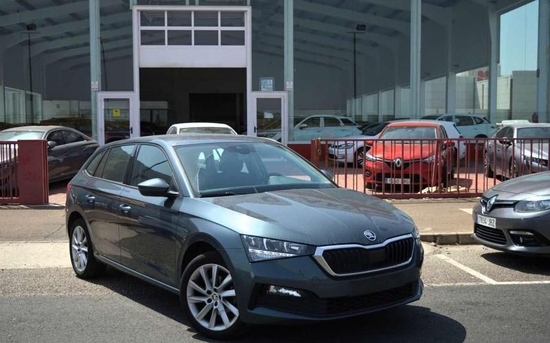 Usado Skoda Scala Ambition 110 CV (80 kW) 2021 Gris Utilitario