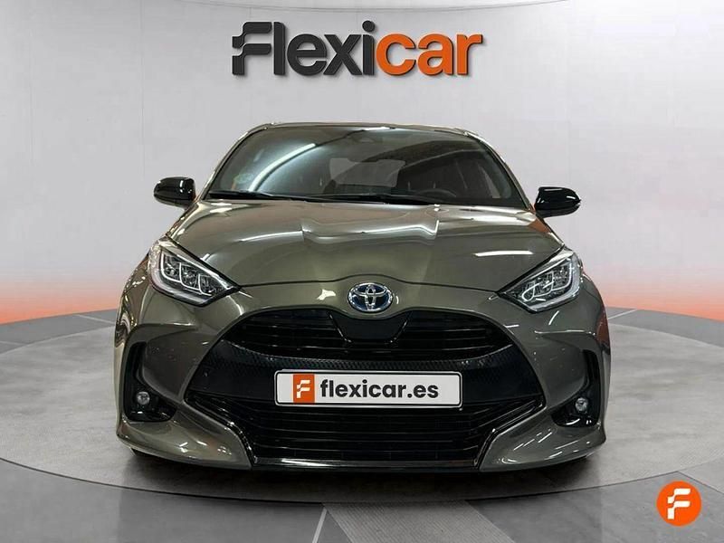 Usado Toyota Yaris Hybrid Active 116 CV (85 kW) 2021 Gris / plata Berlina