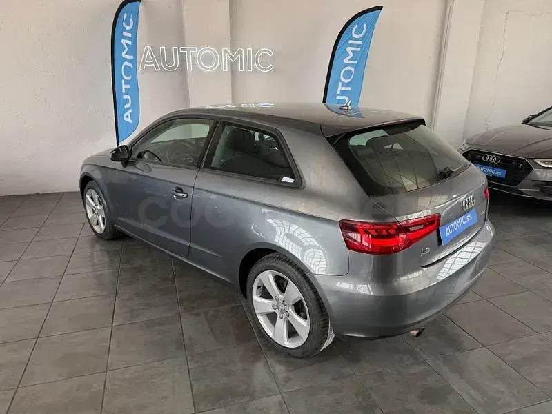 Usado Audi A3 Attraction 105 CV (77 kW) 2013 Gris / plata Berlina