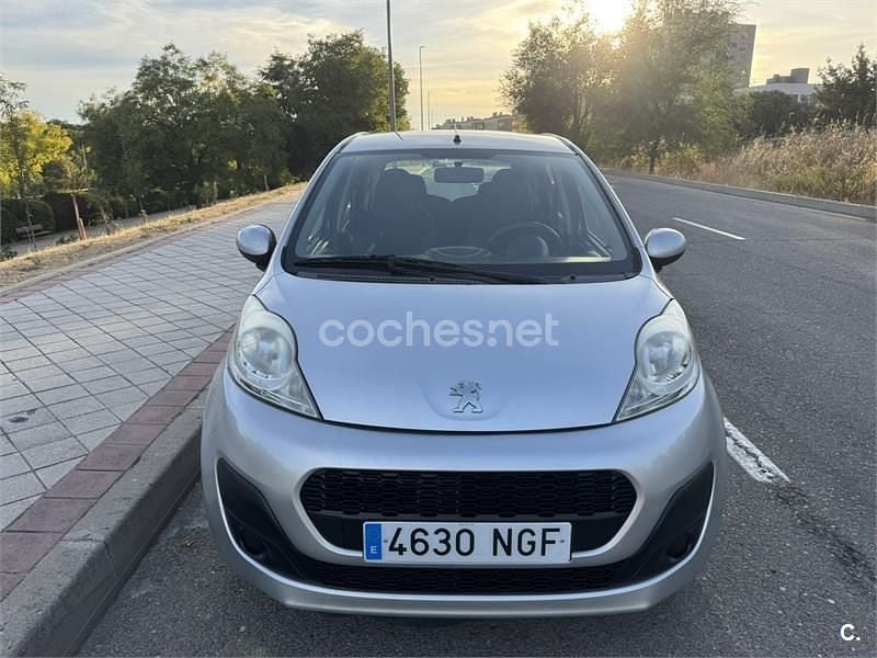 Usado Peugeot 107 Active 68 CV (50 kW) 2014 Gris / plata Utilitario