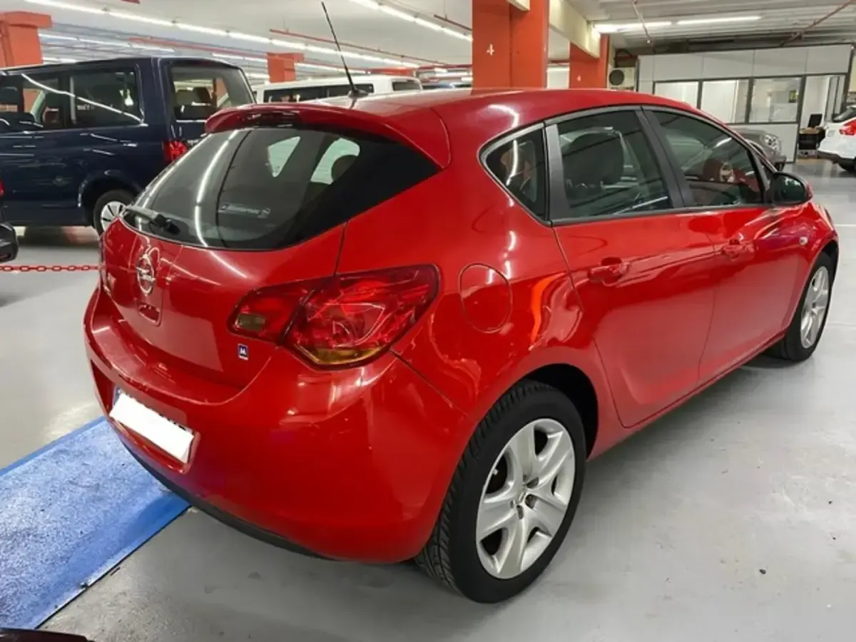 Usado Opel Astra Essentia 101 CV (74 kW) 2010 Rojo Utilitario