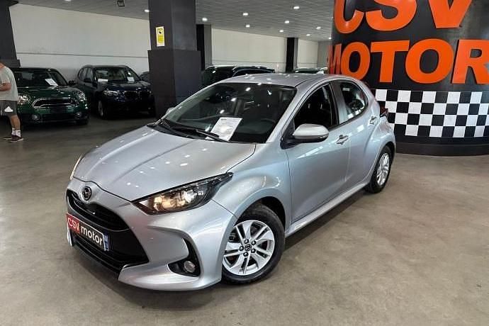 Plateado Usado 2023 Toyota Yaris Hybrid Active Berlina | 16.250 € (Super precio) - Imagen 1/4