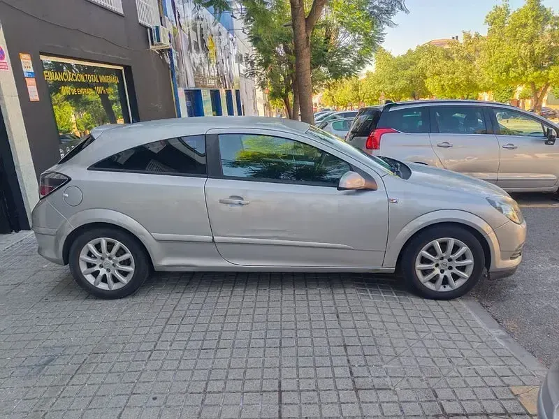 Usado Opel Astra GTC Cosmo 100 CV (73 kW) 2006 Gris / plata Berlina