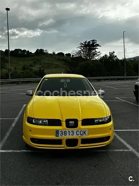 Usado Seat Leon Sport 150 CV (110 kW) 2002 Amarillo Utilitario