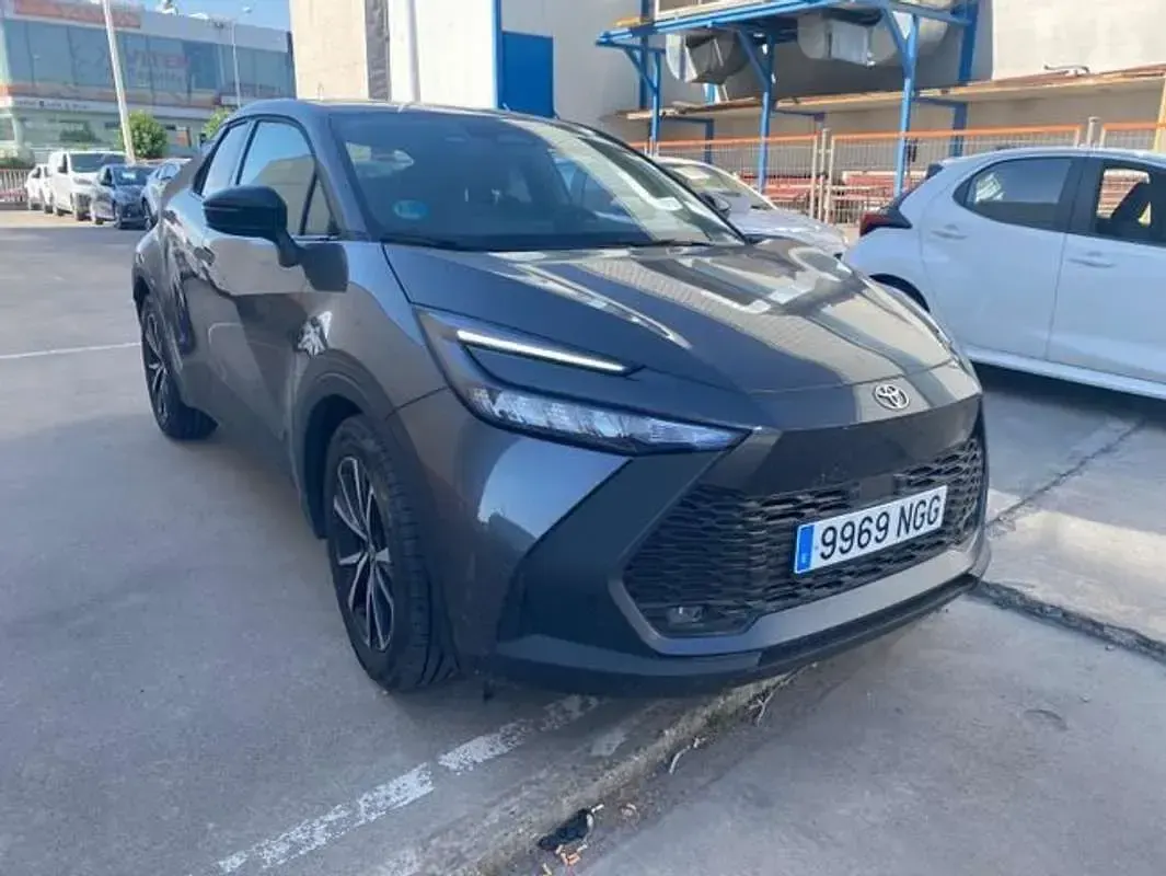 Usado Toyota C-HR Advance 140 CV (102 kW) 2025 Gris SUV