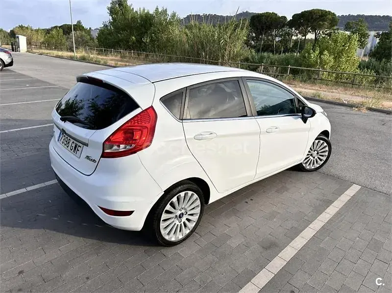 Usado Ford Fiesta Titanium 95 CV (69 kW) 2010 Blanco Berlina