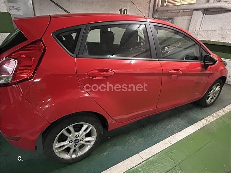 Usado Ford Fiesta Trend 100 CV (73 kW) 2015 Rojo Berlina