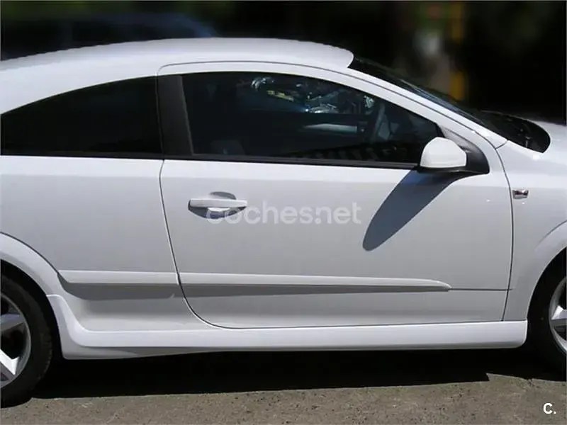 Usado Opel Astra GTC Sport 150 CV (110 kW) 2007 Blanco Berlina