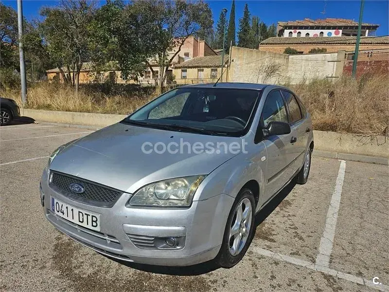 Usado Ford Focus Ghia 109 CV (80 kW) 2005 Gris / plata Berlina