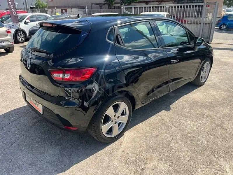 Usado Renault Clio Authentique 75 CV (55 kW) 2015 Negro Utilitario