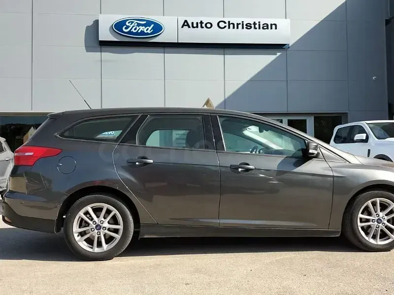 Usado Ford Focus Trend 120 CV (88 kW) 2016 Gris / plata Familiar