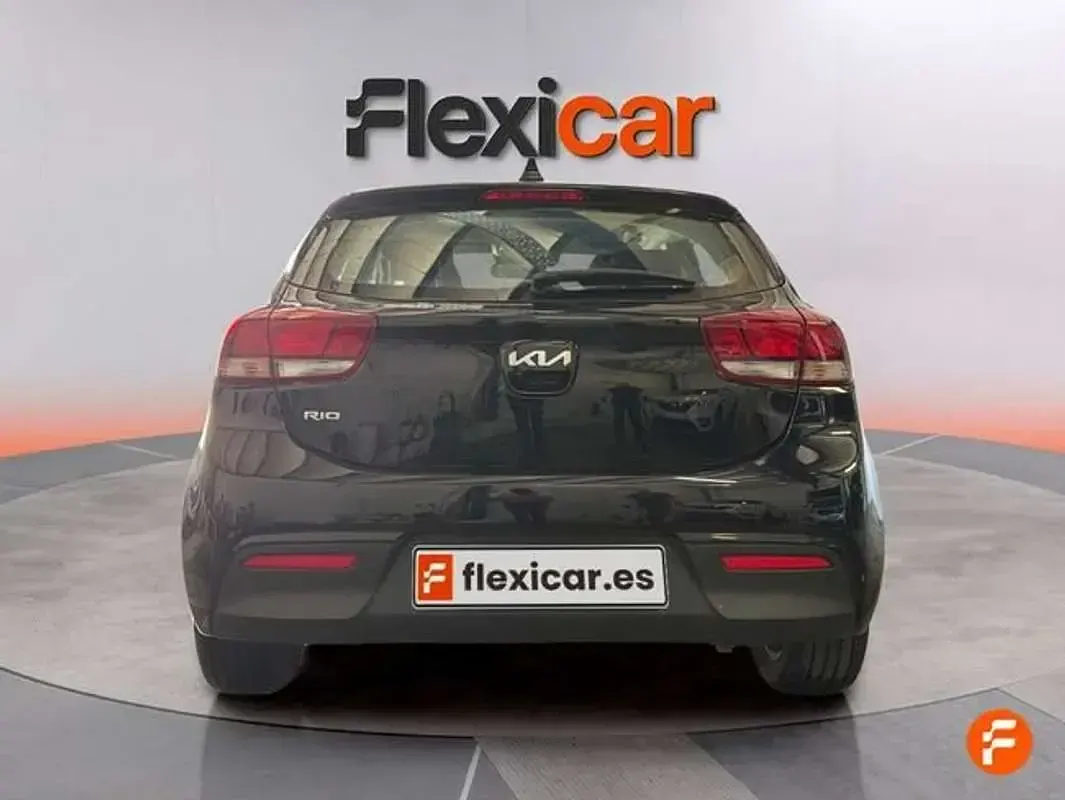 Usado Kia Rio 84 CV (61 kW) 2023 Negro Utilitario