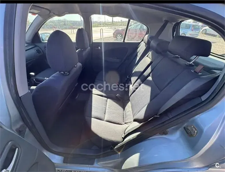 Usado Nissan Almera 98 CV (72 kW) 2005 Gris / plata Berlina