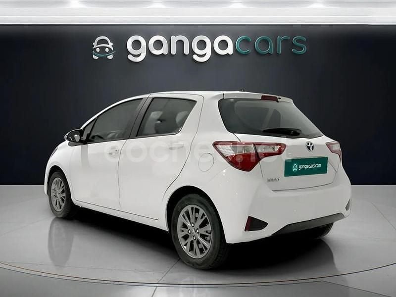 Usado Toyota Yaris Hybrid Active 100 CV (73 kW) 2019 Blanco Berlina