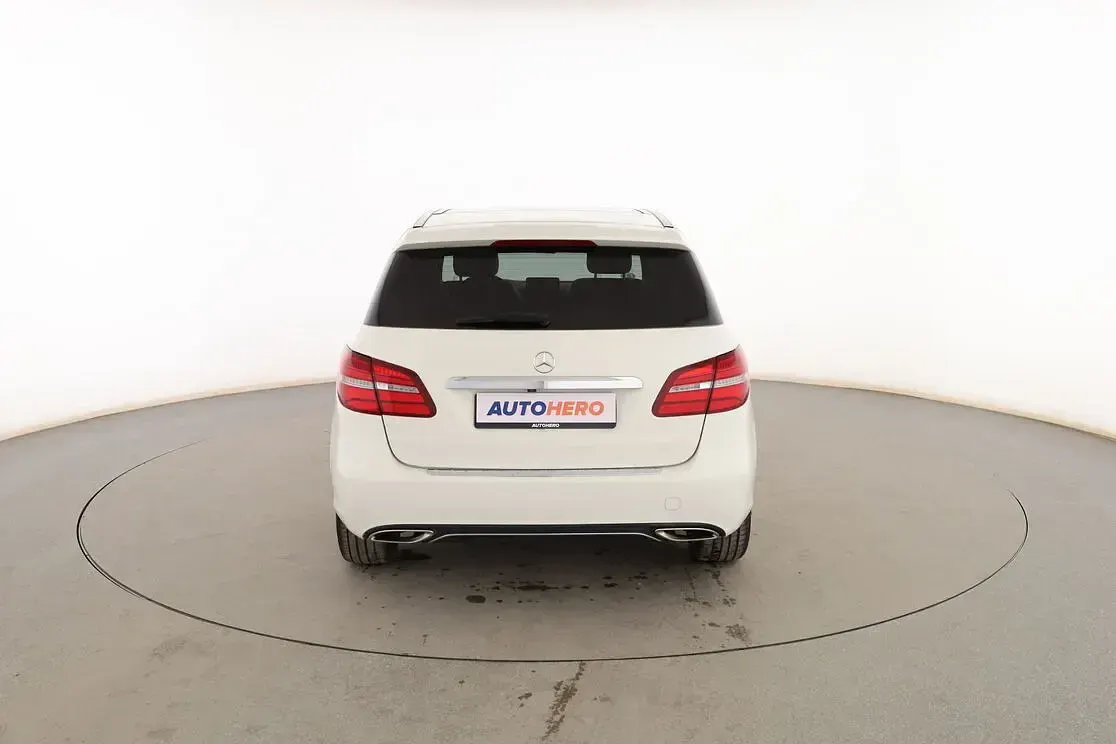 Usado Mercedes B180 Urban 110 CV (80 kW) 2017 Blanco Utilitario